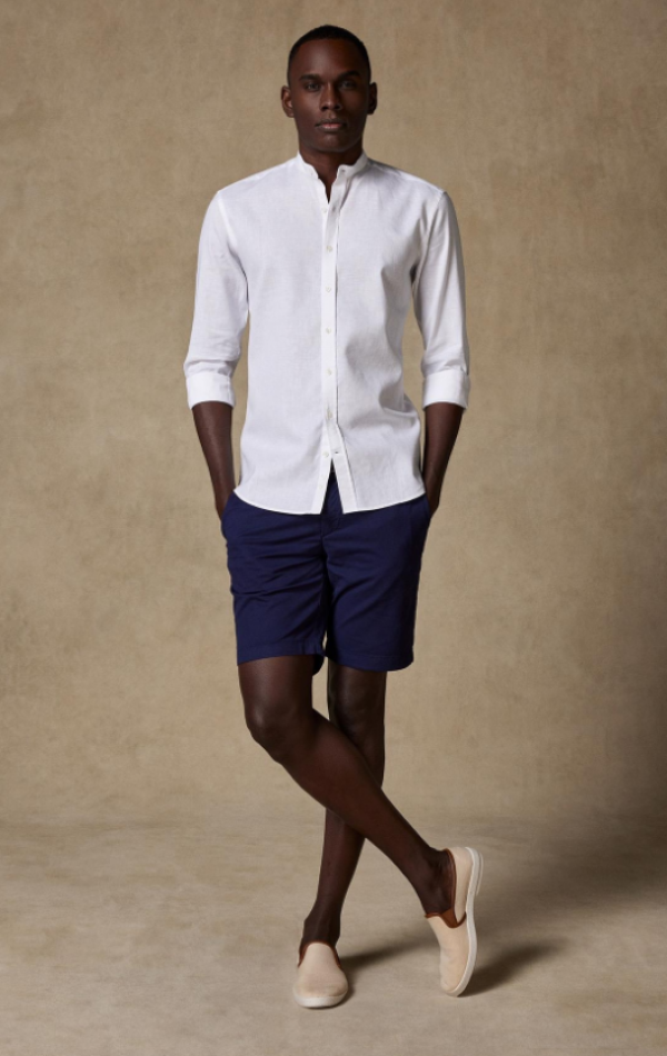 Kemeja dengan kerah mao dan potongan slim fit